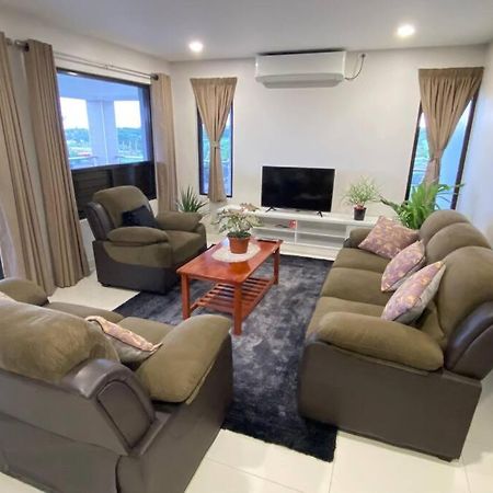 Lovely 4-Bedroom Holiday Home With Free Parking. 劳托卡 外观 照片
