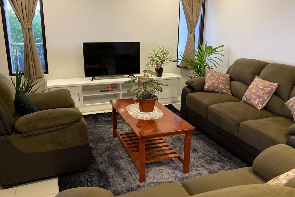 Lovely 4-Bedroom Holiday Home With Free Parking. 劳托卡 外观 照片