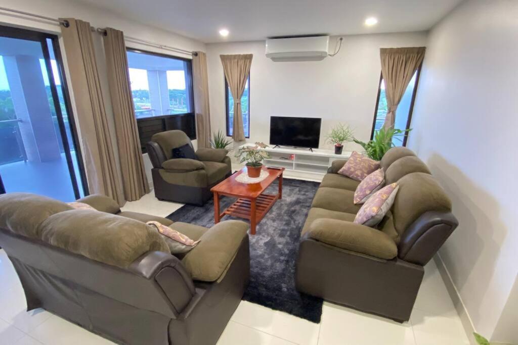 Lovely 4-Bedroom Holiday Home With Free Parking. 劳托卡 外观 照片