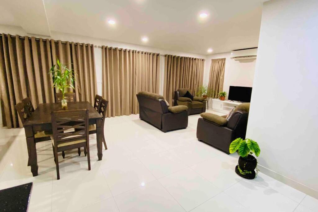 Lovely 4-Bedroom Holiday Home With Free Parking. 劳托卡 外观 照片