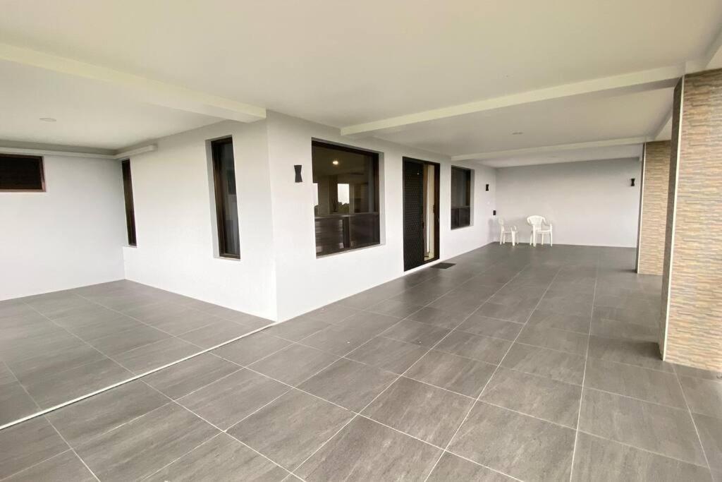Lovely 4-Bedroom Holiday Home With Free Parking. 劳托卡 外观 照片